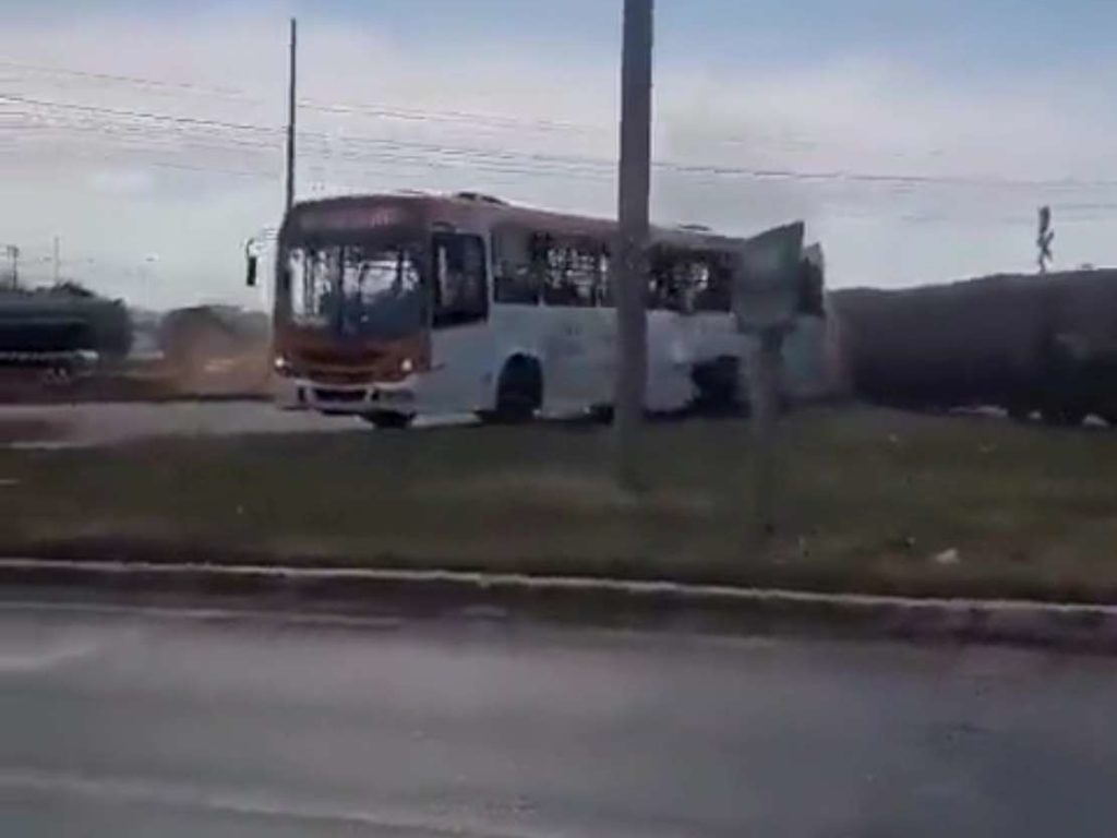 Une carambole tragique, jetée hors du bus, finit coupée en deux par un train