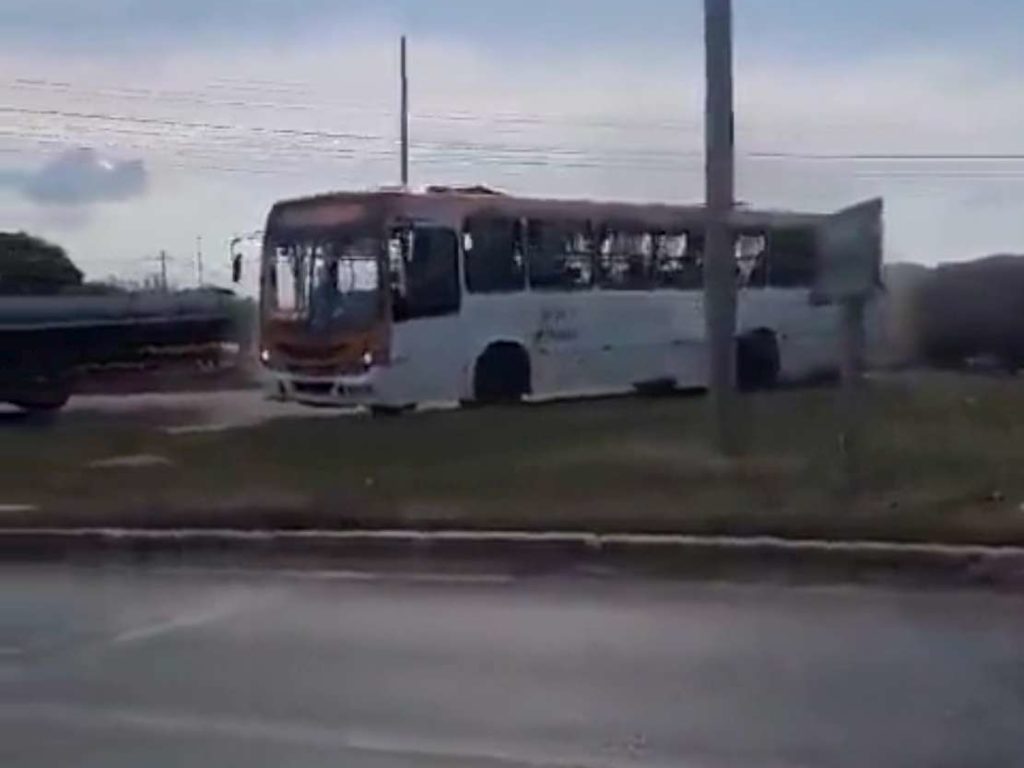 Une carambole tragique, jetée hors du bus, finit coupée en deux par un train