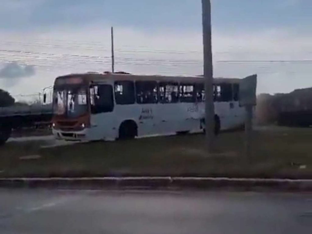 Une carambole tragique, jetée hors du bus, finit coupée en deux par un train