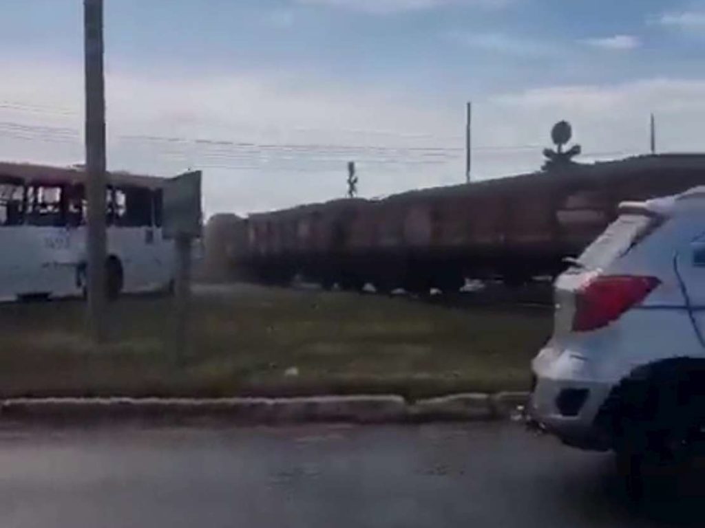 Une carambole tragique, jetée hors du bus, finit coupée en deux par un train