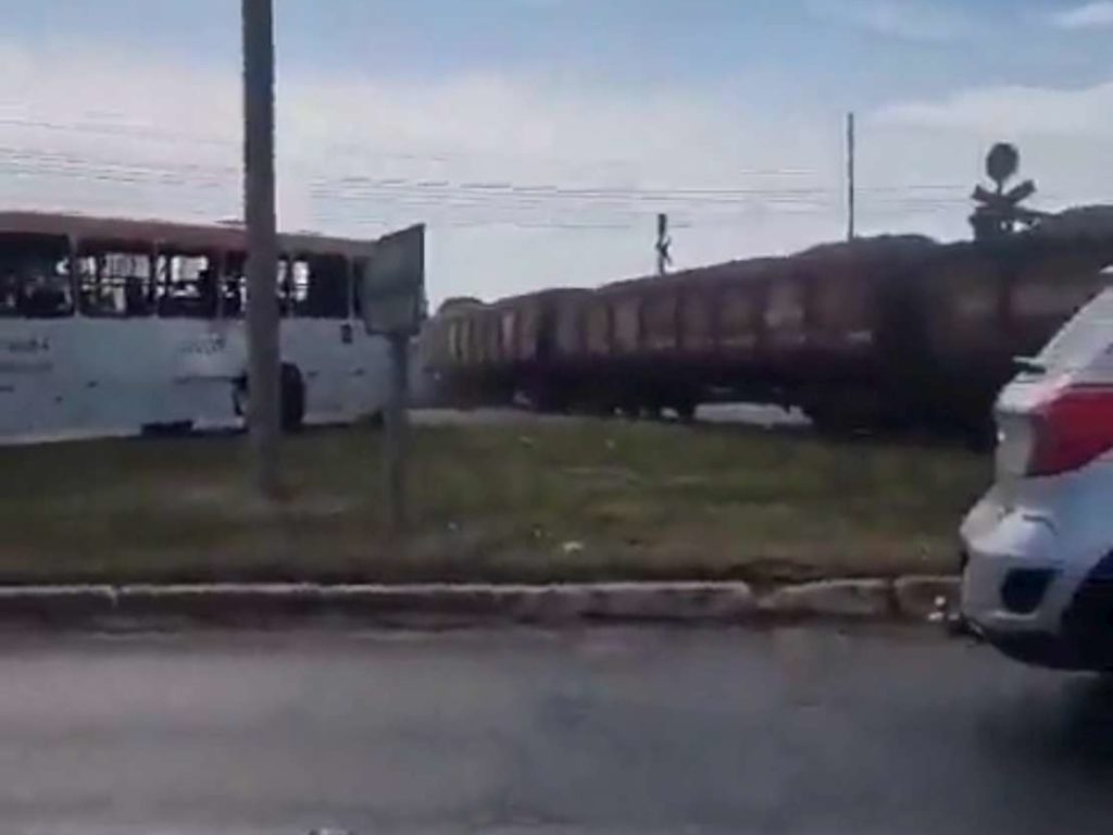 Une carambole tragique, jetée hors du bus, finit coupée en deux par un train