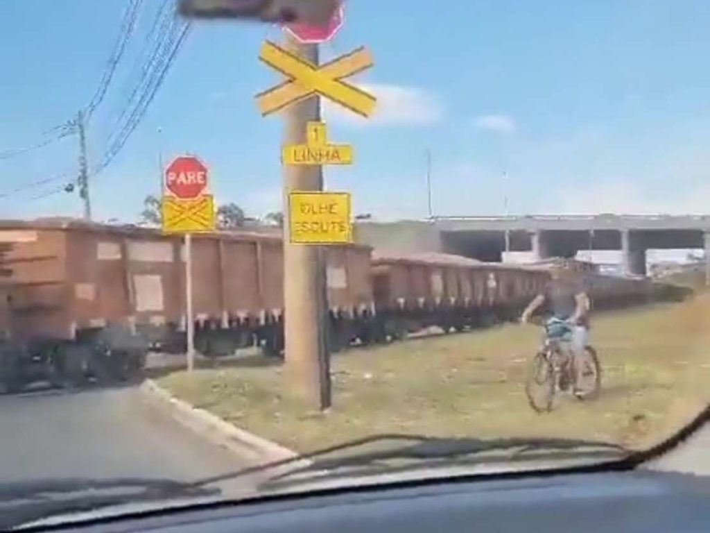 Une carambole tragique, jetée hors du bus, finit coupée en deux par un train