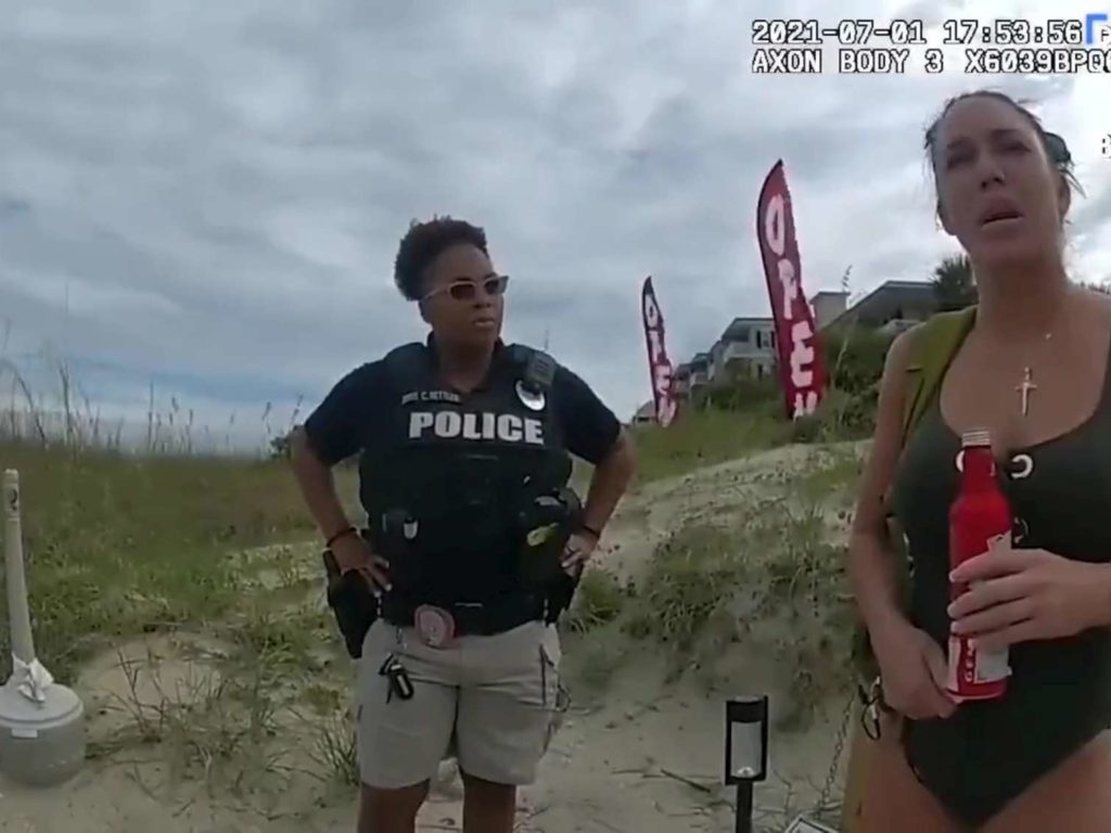 Usa un vibratore in spiaggia e viene arrestata: rilasciato video della polizia