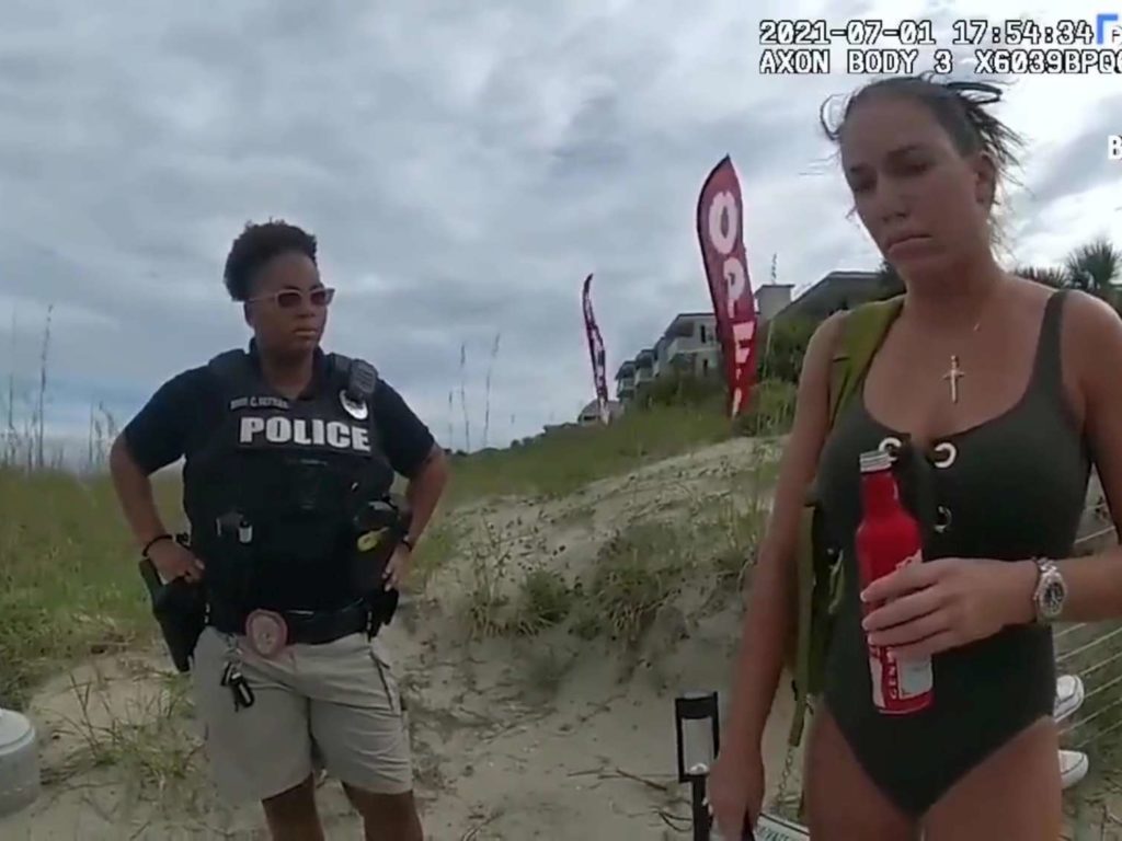 Elle utilise un vibromasseur sur la plage et se fait arrêter : vidéo de la police diffusée