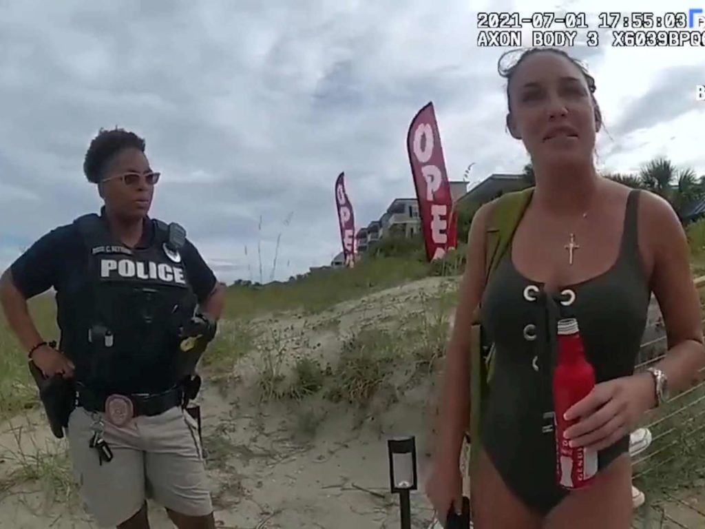 Elle utilise un vibromasseur sur la plage et se fait arrêter : vidéo de la police diffusée