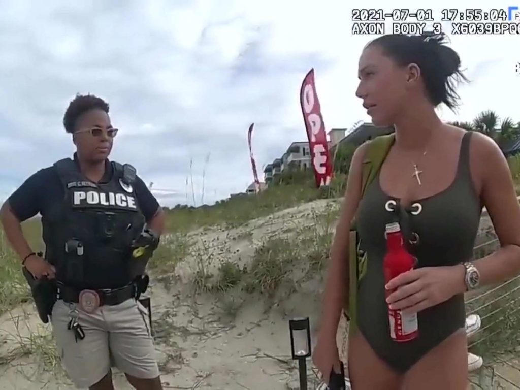 Usa un vibratore in spiaggia e viene arrestata: rilasciato video della polizia