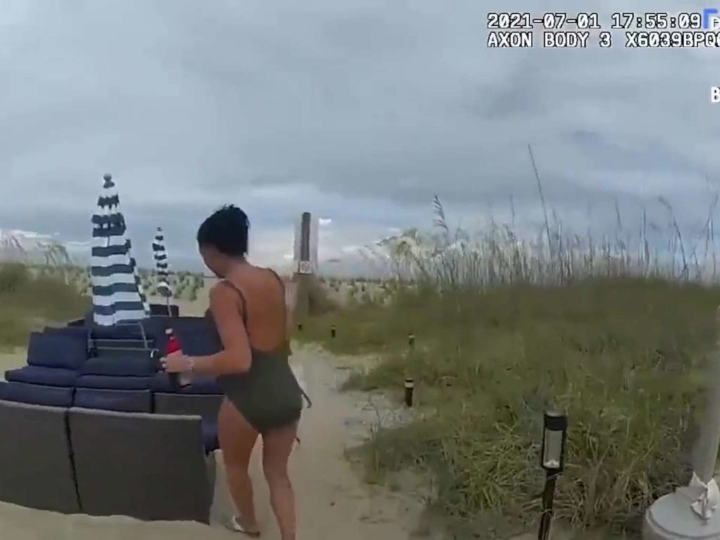 Elle utilise un vibromasseur sur la plage et se fait arrêter : vidéo de la police diffusée