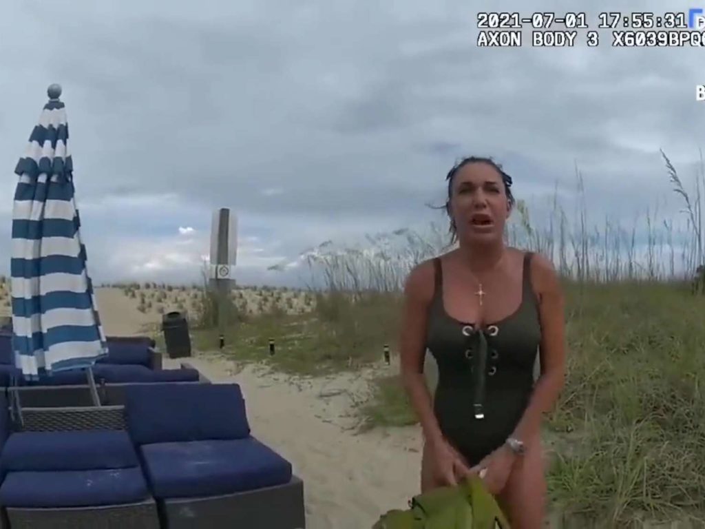 Usa un vibrador en la playa y es arrestada: difundido video policial