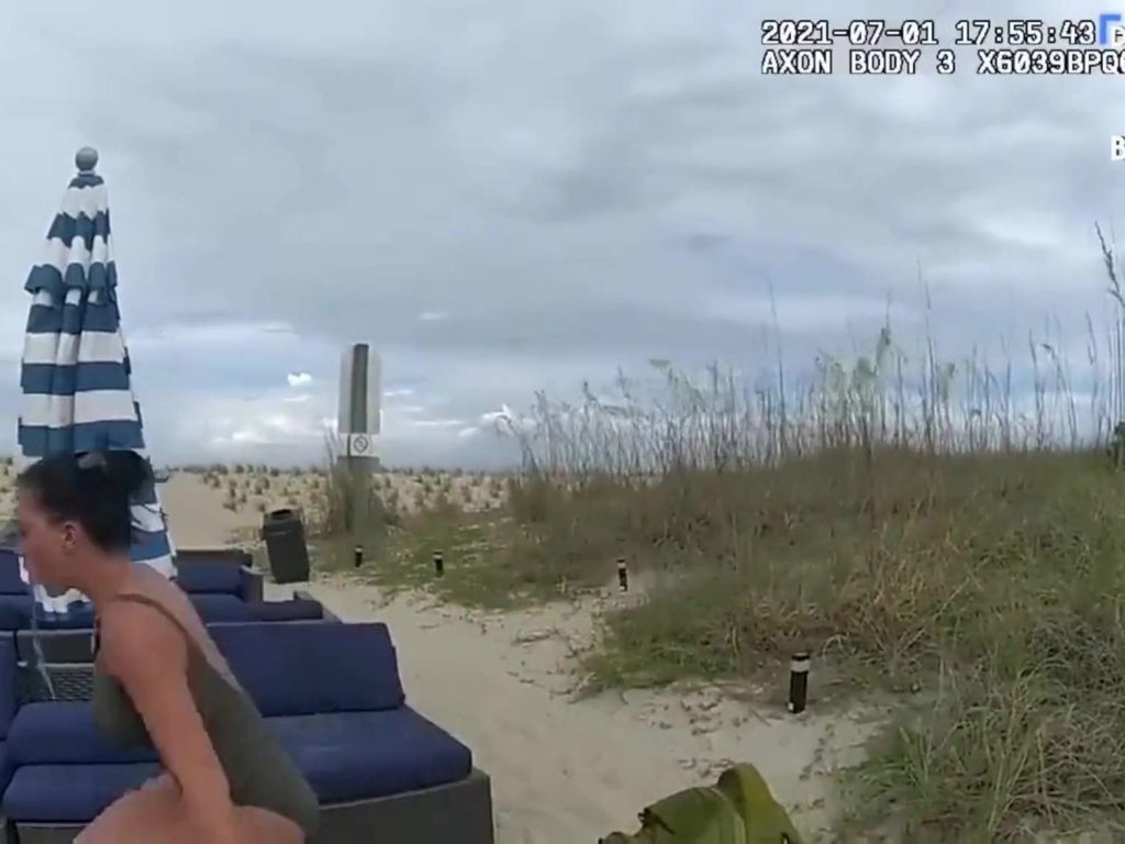 Elle utilise un vibromasseur sur la plage et se fait arrêter : vidéo de la police diffusée