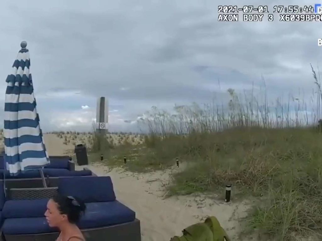 Usa un vibratore in spiaggia e viene arrestata: rilasciato video della polizia