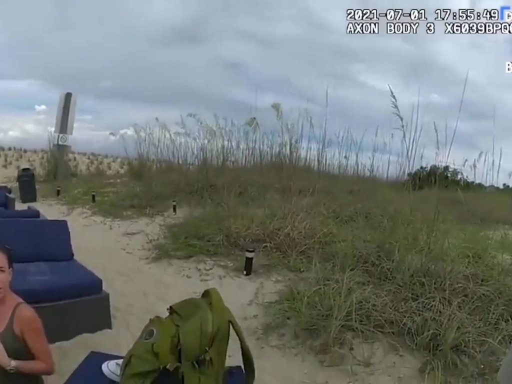 Usa un vibratore in spiaggia e viene arrestata: rilasciato video della polizia