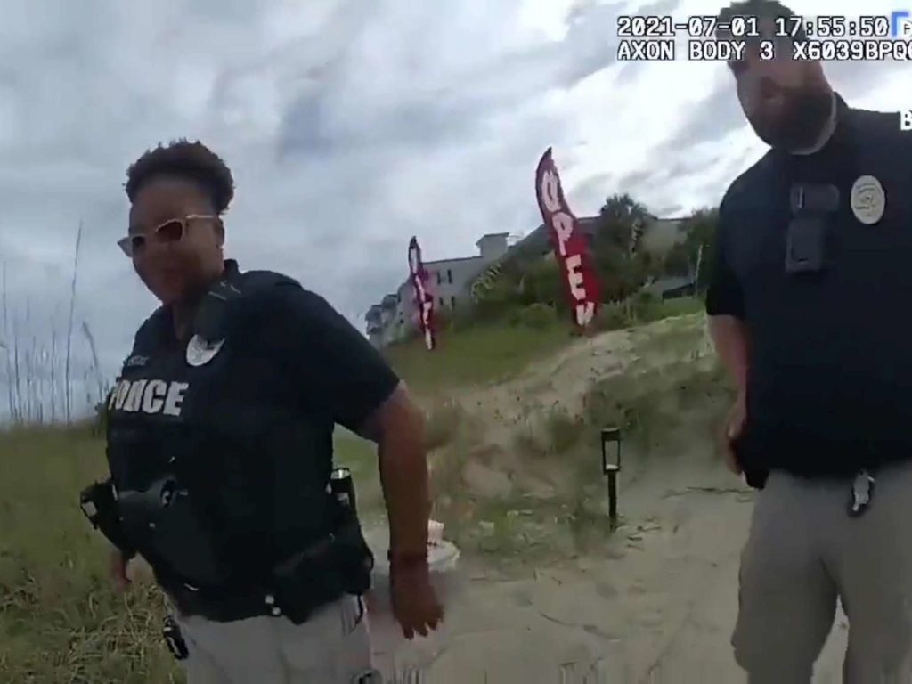 Usa un vibrador en la playa y es arrestada: difundido video policial