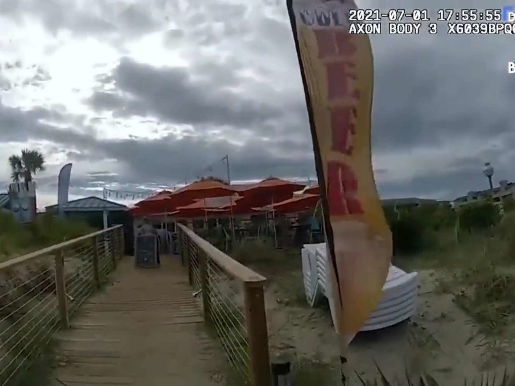 Elle utilise un vibromasseur sur la plage et se fait arrêter : vidéo de la police diffusée