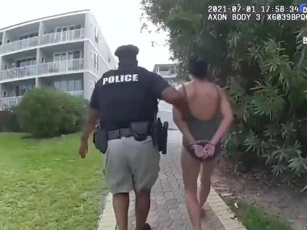 Elle utilise un vibromasseur sur la plage et se fait arrêter : vidéo de la police diffusée