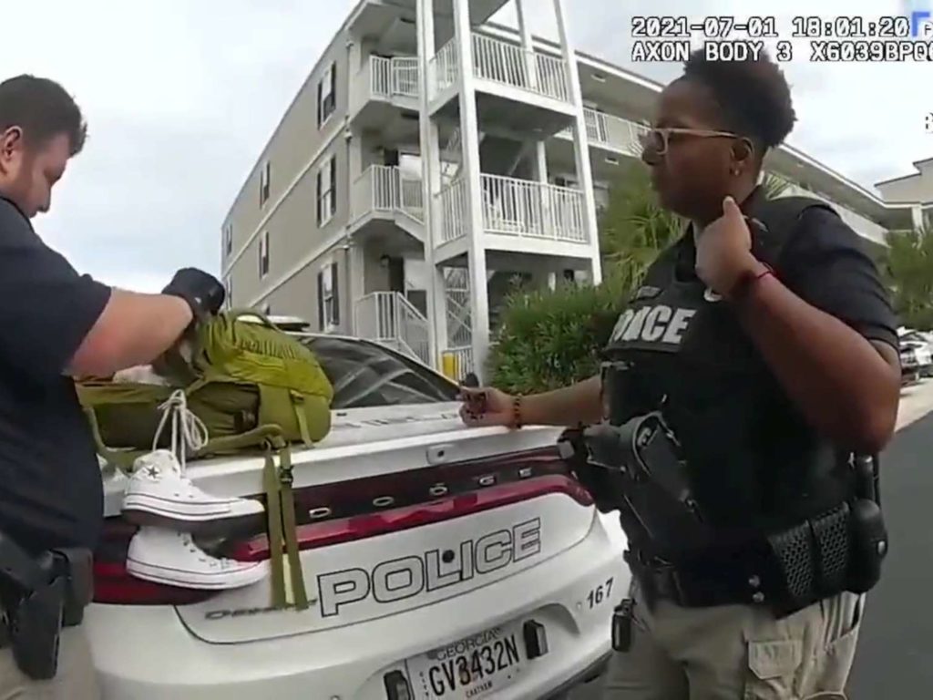 Elle utilise un vibromasseur sur la plage et se fait arrêter : vidéo de la police diffusée