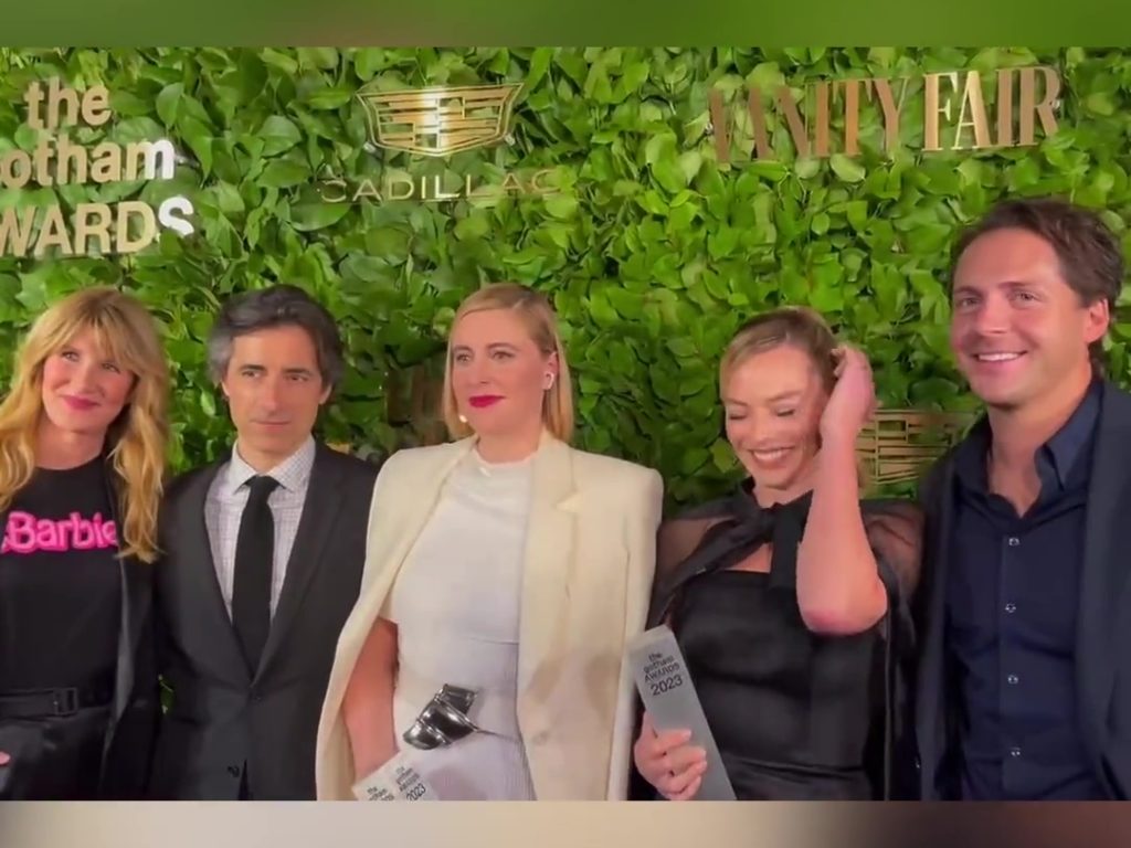 Margot Robbie in imbarazzo per il marito: le strizza la chiappa in diretta