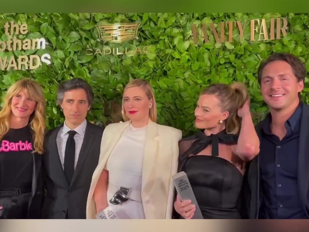 Margot Robbie in imbarazzo per il marito: le strizza la chiappa in diretta