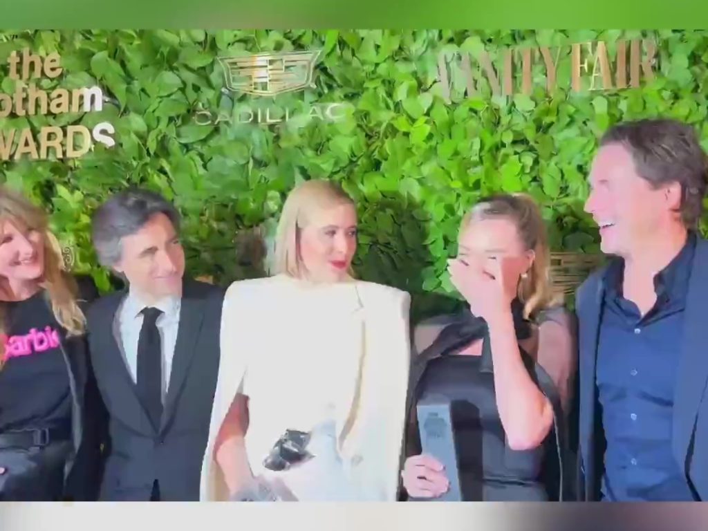 Margot Robbie in imbarazzo per il marito: le strizza la chiappa in diretta