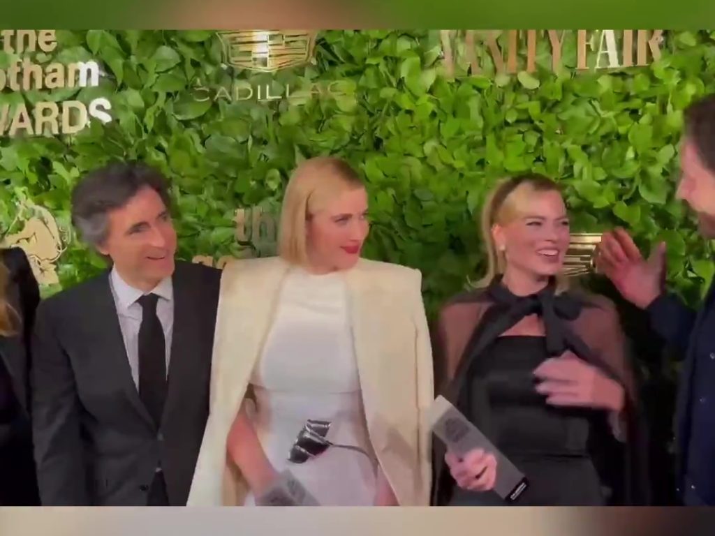 Margot Robbie in imbarazzo per il marito: le strizza la chiappa in diretta