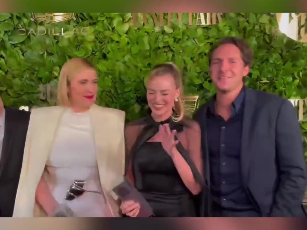 Margot Robbie in imbarazzo per il marito: le strizza la chiappa in diretta