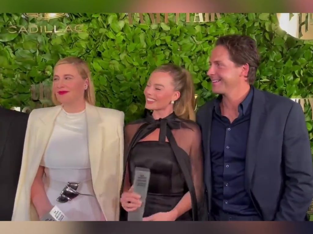 Margot Robbie in imbarazzo per il marito: le strizza la chiappa in diretta