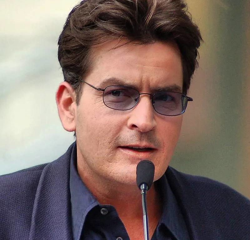 Charlie Sheen aggredito dalla vicina di casa: stava per strangolarlo