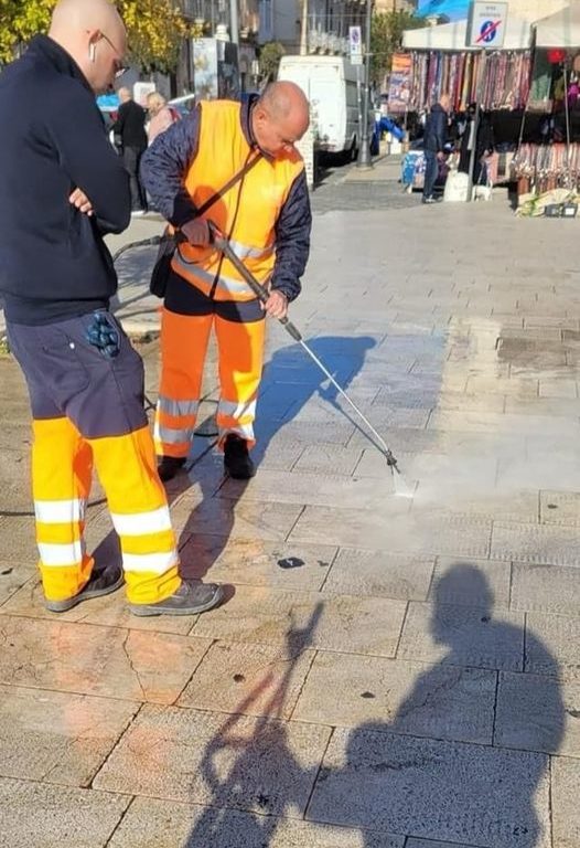 Siracusa, escritura ofensiva en árabe sobre el monumento: bendita s..chia a los italianos