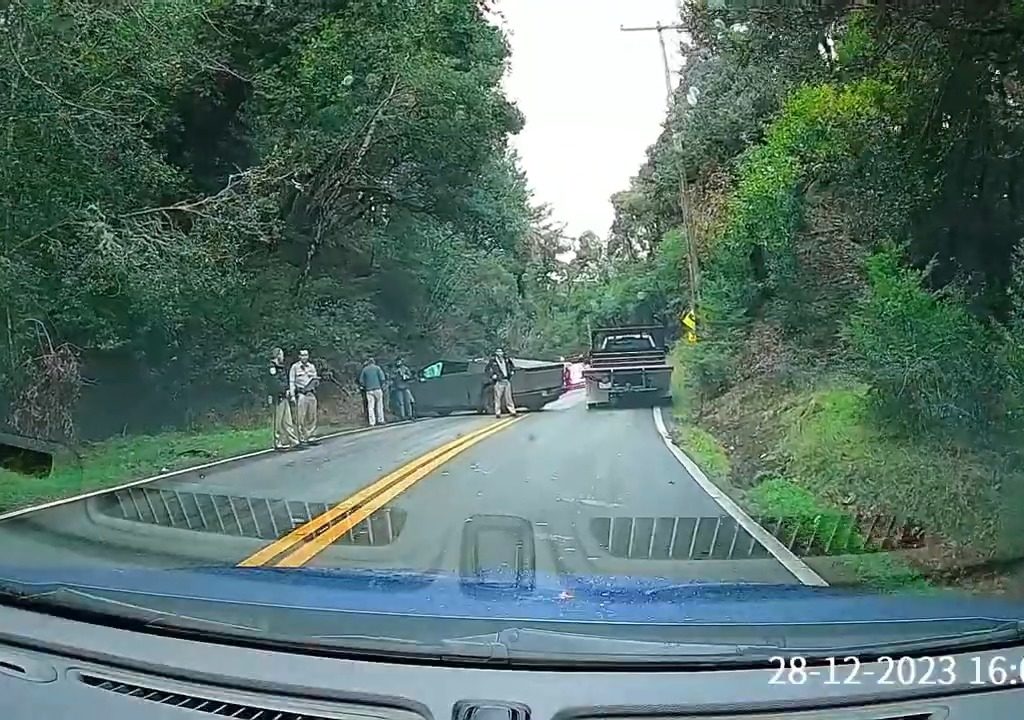 Primer accidente de un Tesla Cybertruck: derriba un Toyota