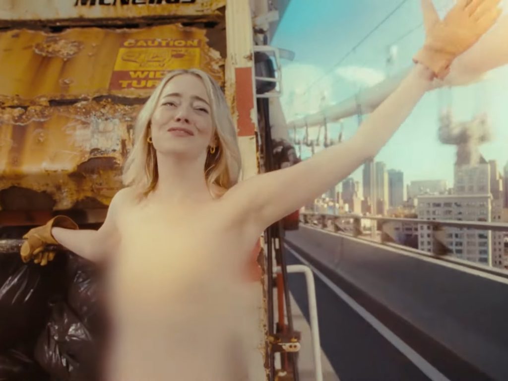 Emma Stone desnuda y con las piernas abiertas hace reír en la tele