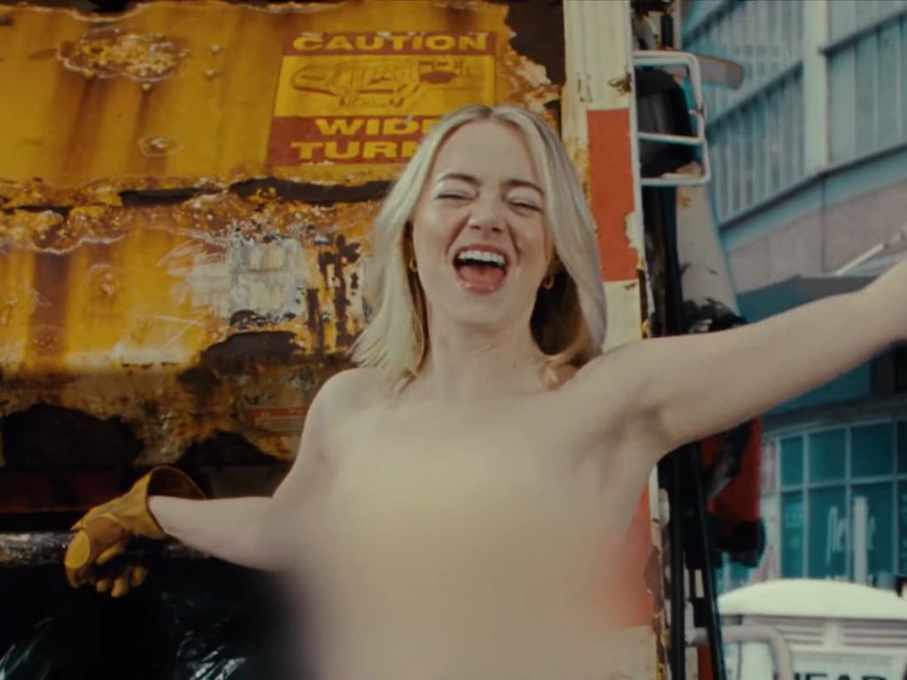 Emma Stone desnuda y con las piernas abiertas hace reír en la tele