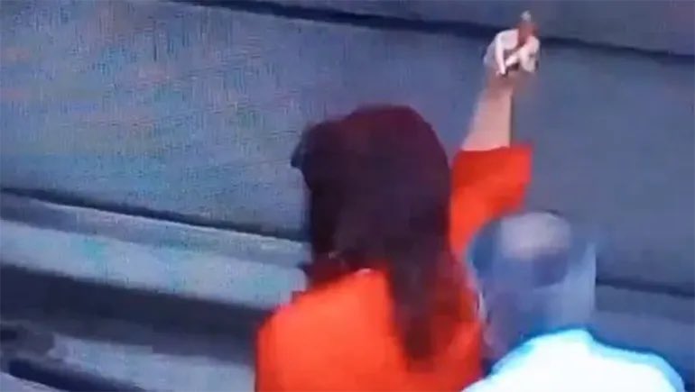 Argentiniens ehemalige Präsidentin Cristina Kirchner begrüßt das Volk mit dem Mittelfinger