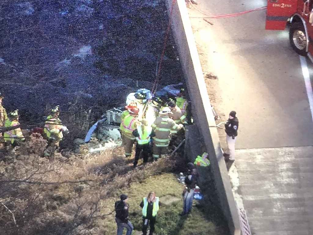 Er hat einen Unfall und ist in den Trümmern eingeschlossen; sechs Tage später wird er lebend aufgefunden