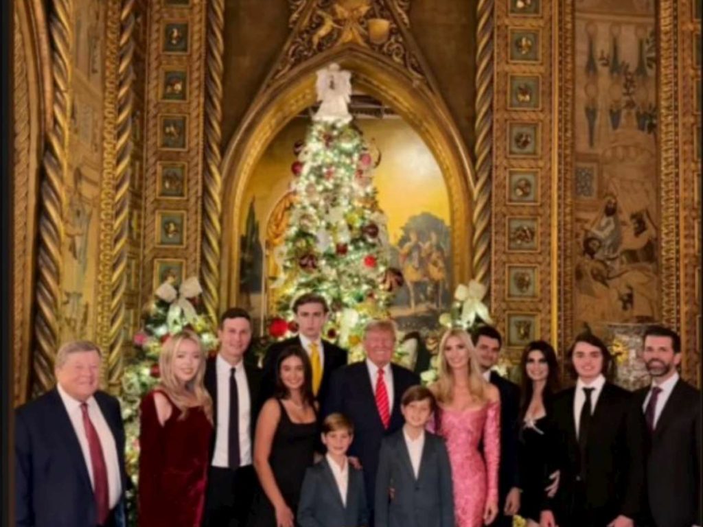 Melania Trump absente sur la photo de Noël avec Donald : le mystère résolu