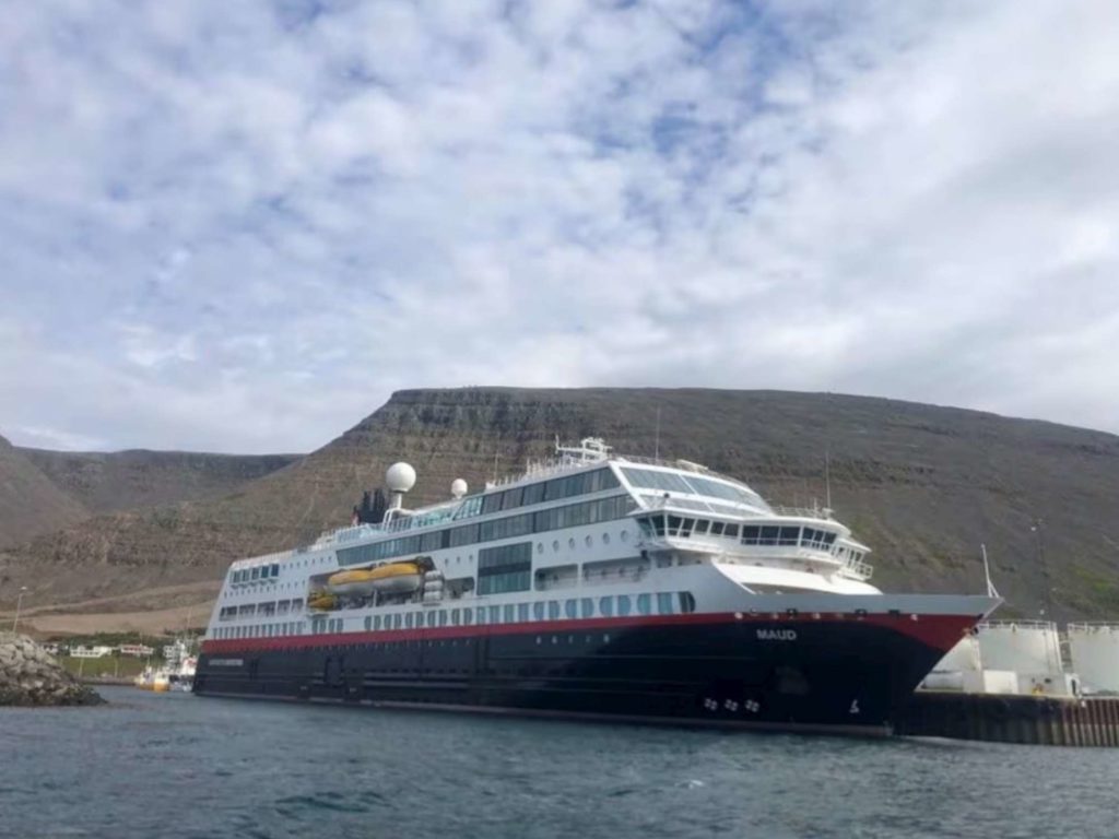 Crucero a la deriva: olas rebeldes en el casco, vídeo impactante