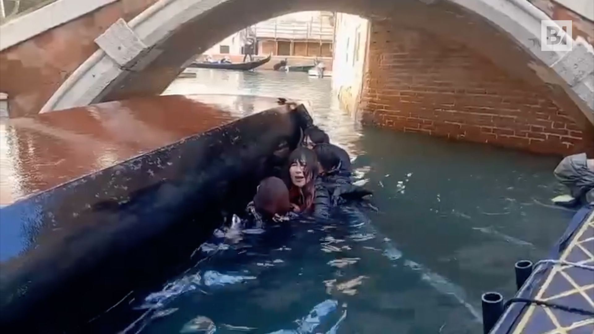 Venezia, gondola si ribalta: turisti finiscono in acqua