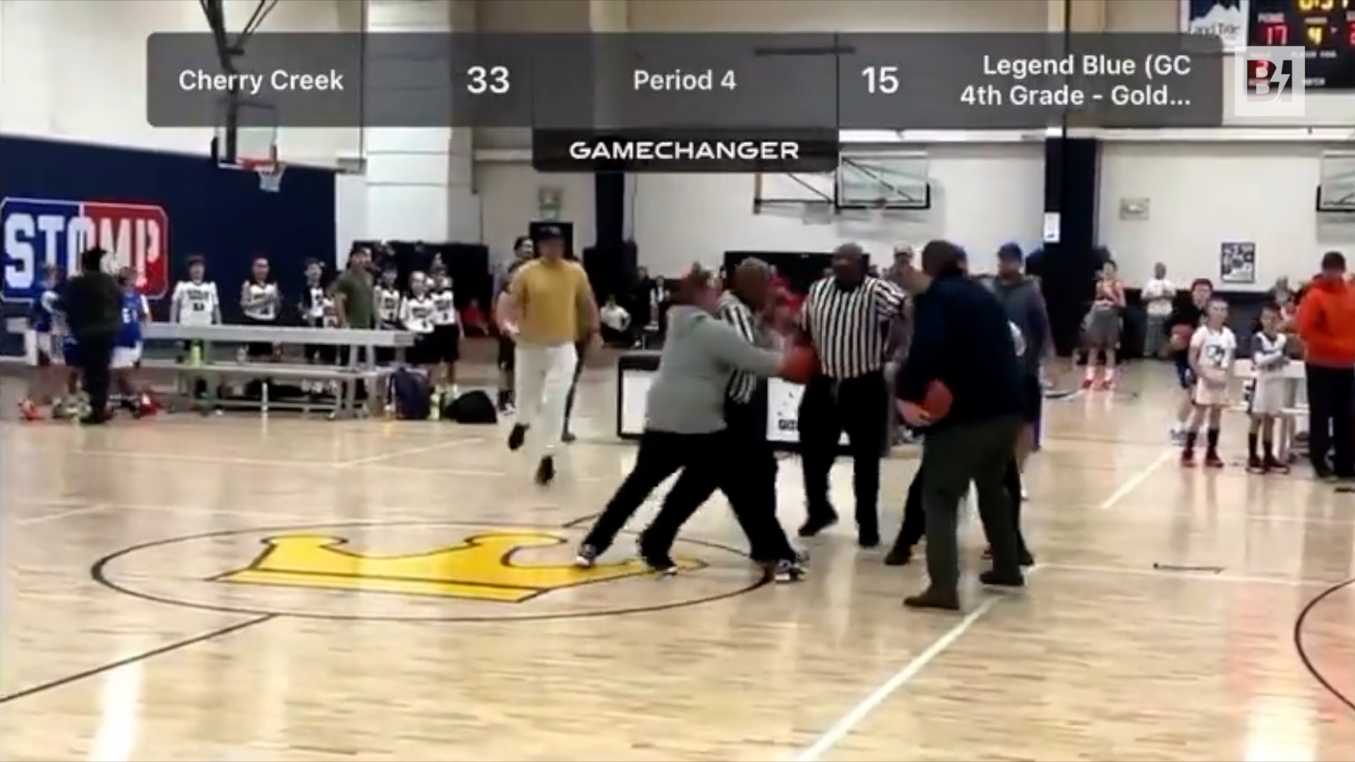 Rissa tra arbitri alla partita di basket dei…