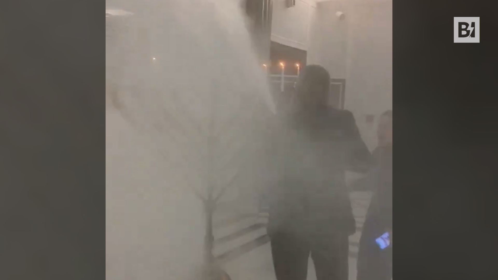 Oltraggio in Parlamento, deputato polacco spegne la Menorah con…