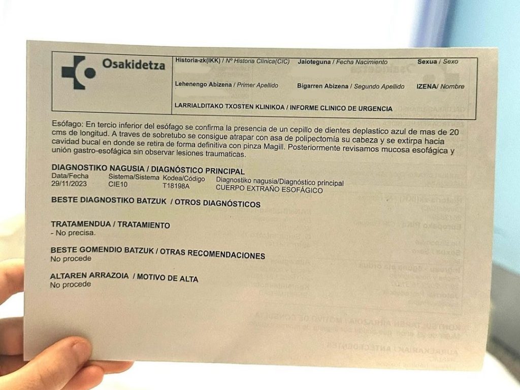 Comida atascada en la garganta, intenta liberarla con el cepillo de dientes y la traga