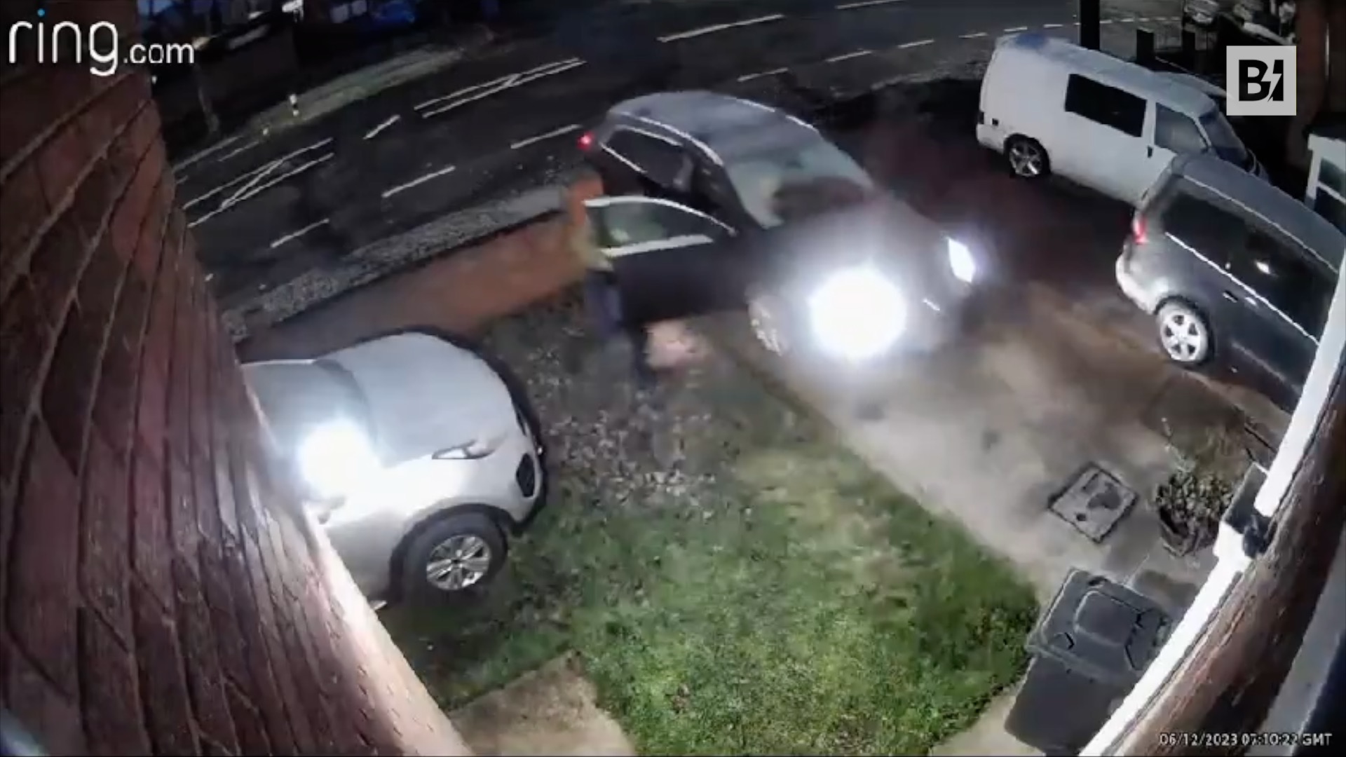 Cerca di impedire il furto dell’auto, viene travolto…