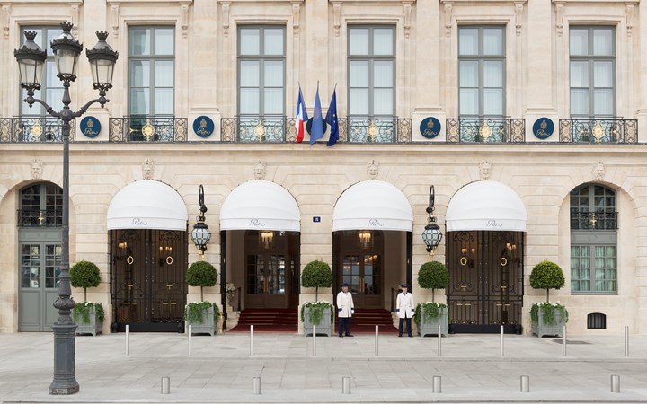 Anillo de 800.000 euros desapareció en el Ritz de París: había sido aspirado