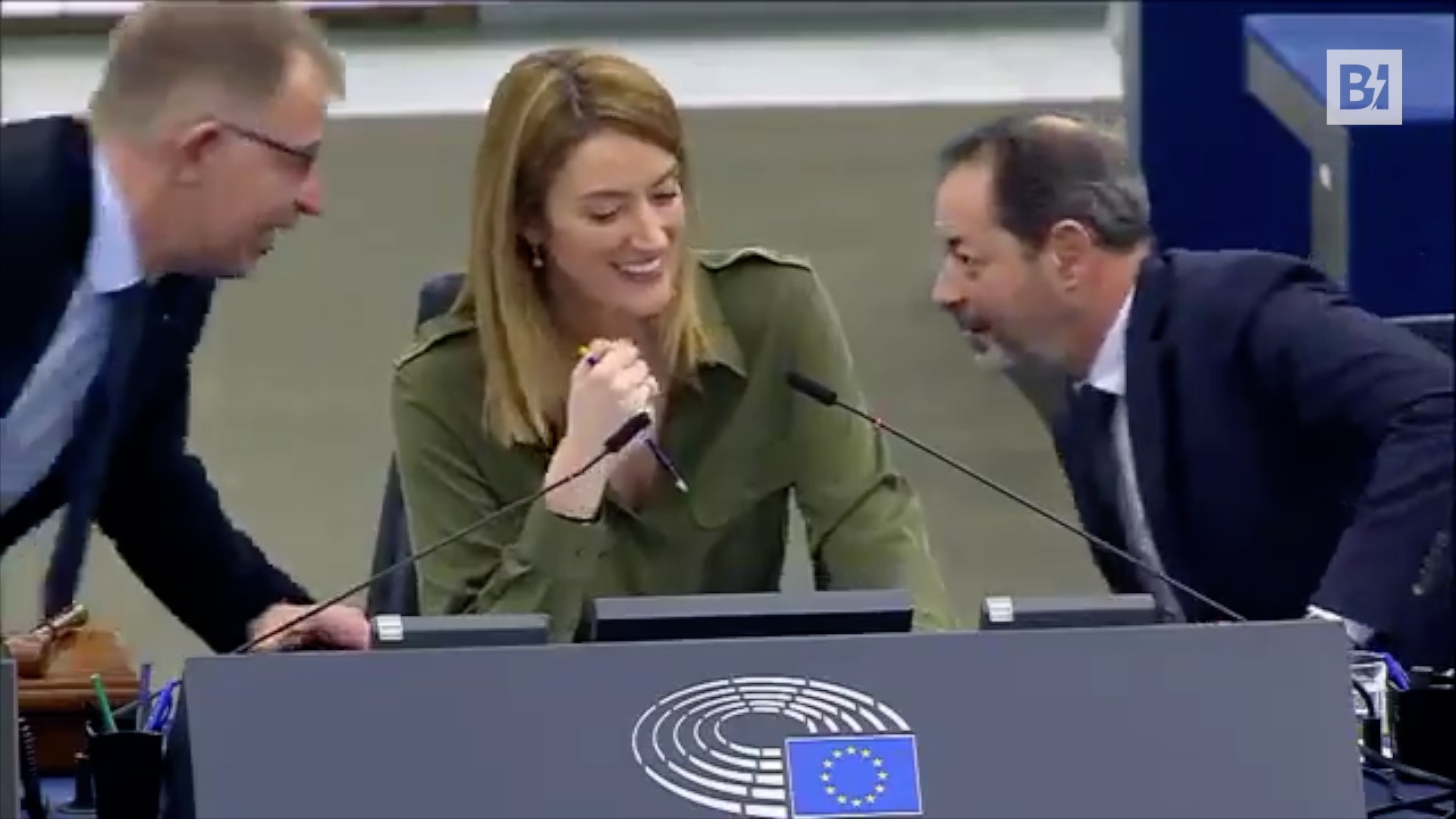 Un cane abbaia al Parlamento europeo, il fuoriprogramma…