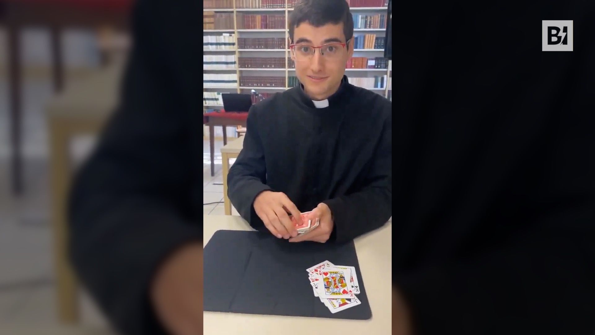 Il prete che racconta la vita di Gesù…