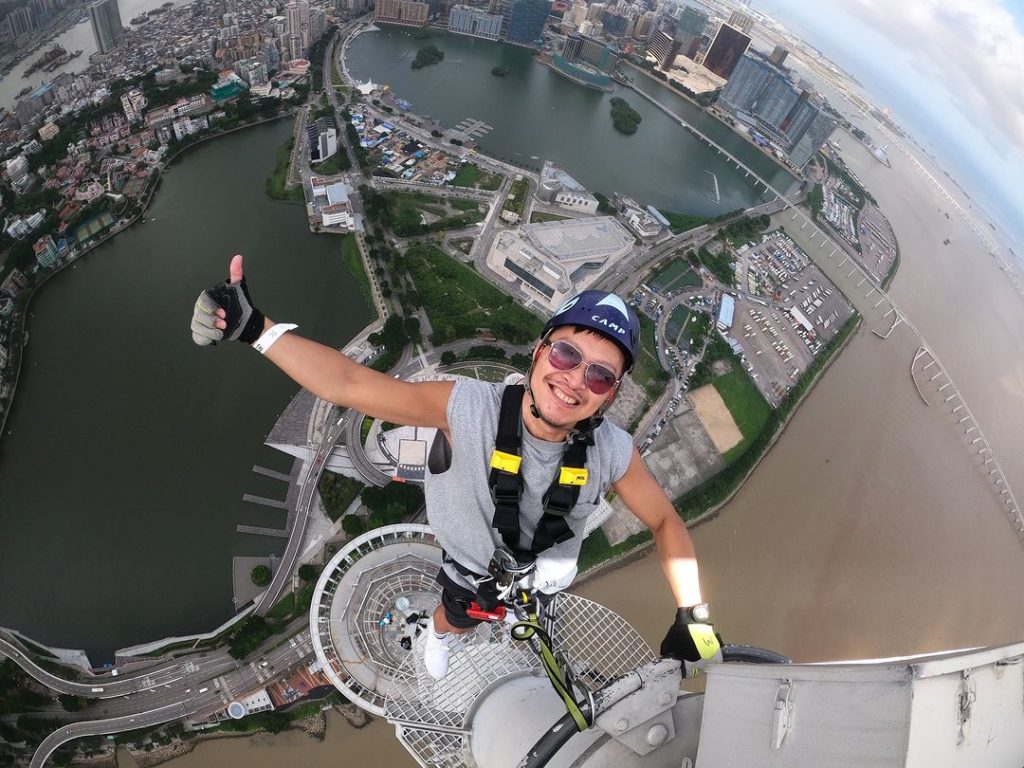 Turista si lancia dal bungee jumping più alto del mondo: muore d'infarto