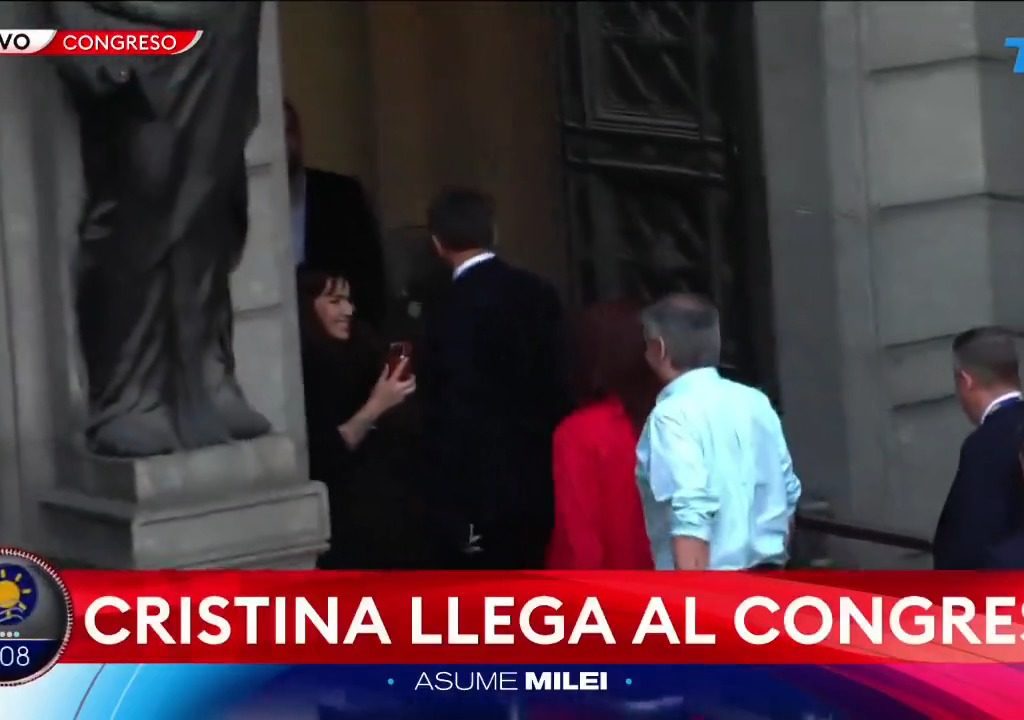 Argentiniens ehemalige Präsidentin Cristina Kirchner begrüßt das Volk mit dem Mittelfinger