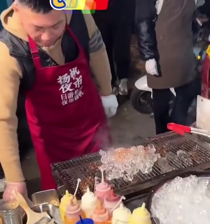 Cubitos de hielo a la parrilla, la nueva tendencia loca de la comida callejera