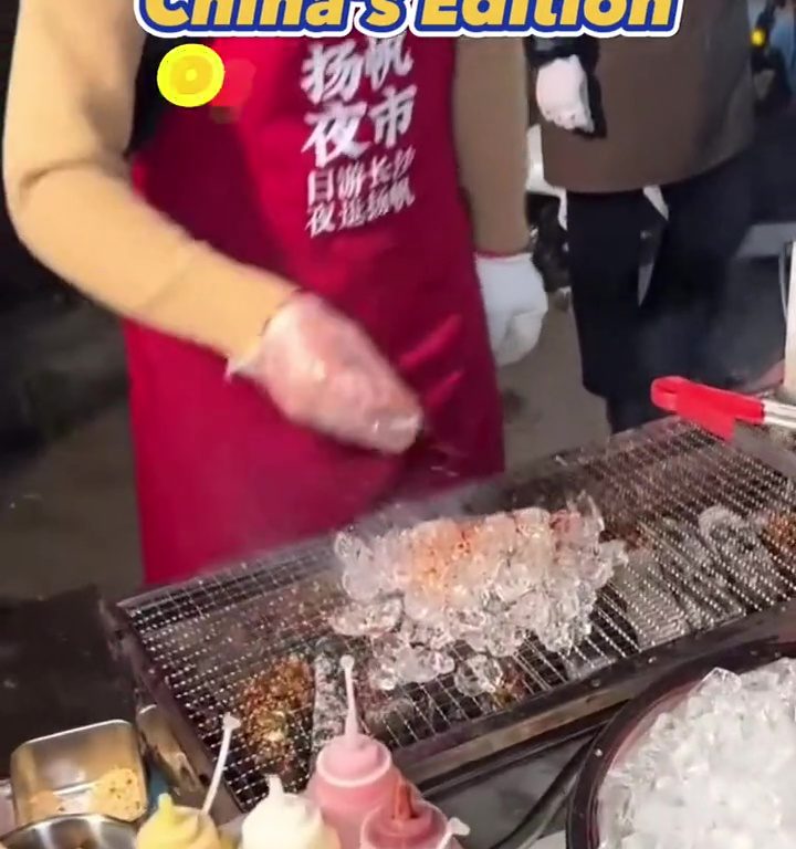 Cubitos de hielo a la parrilla, la nueva tendencia loca de la comida callejera