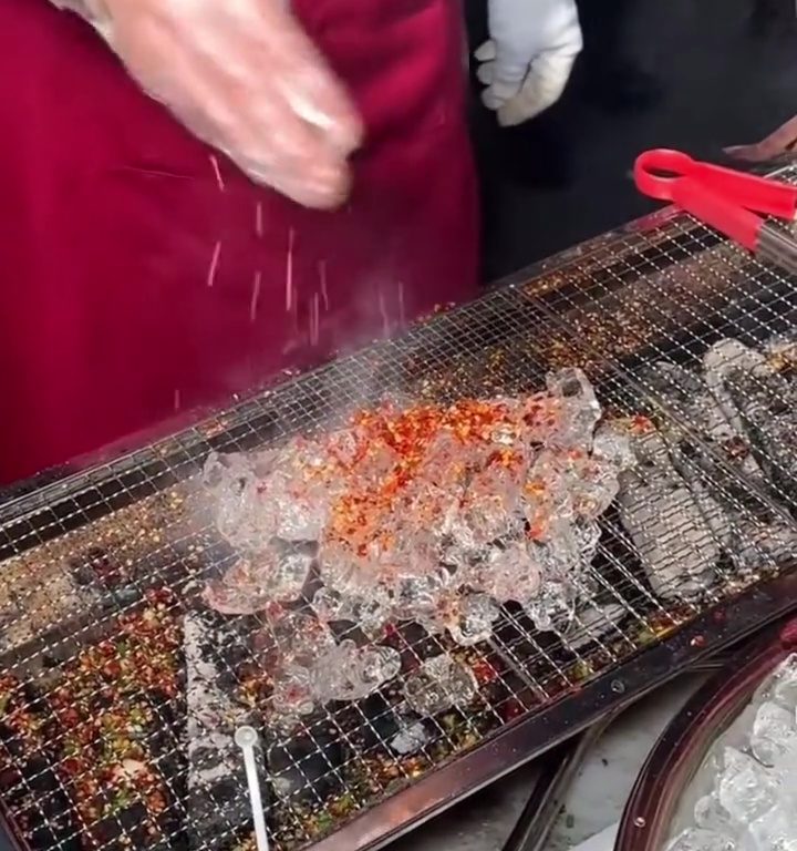 Cubitos de hielo a la parrilla, la nueva tendencia loca de la comida callejera