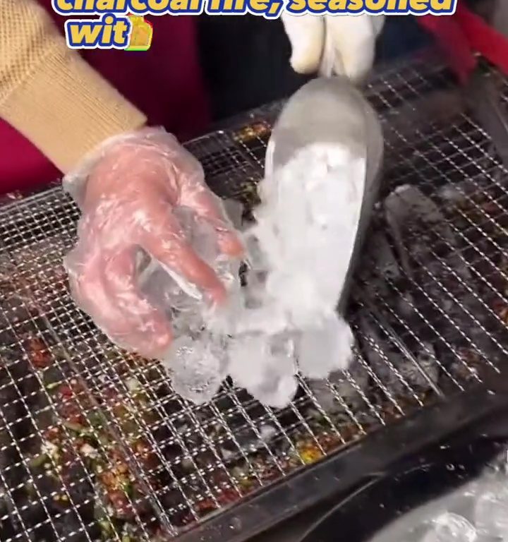 Cubitos de hielo a la parrilla, la nueva tendencia loca de la comida callejera