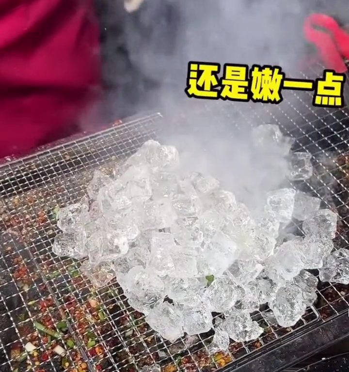 Cubitos de hielo a la parrilla, la nueva tendencia loca de la comida callejera