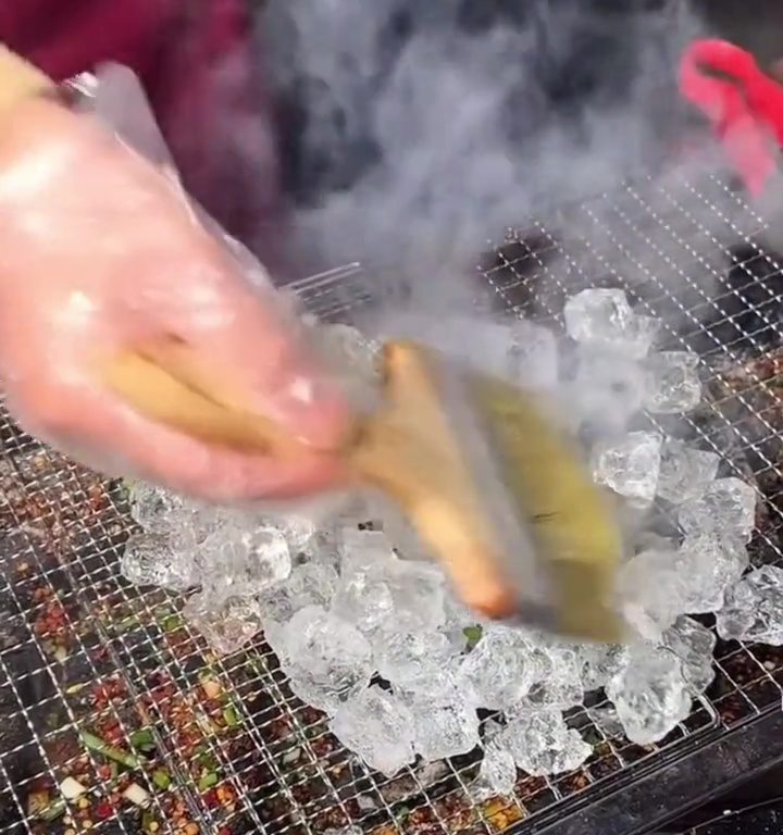 Cubitos de hielo a la parrilla, la nueva tendencia loca de la comida callejera